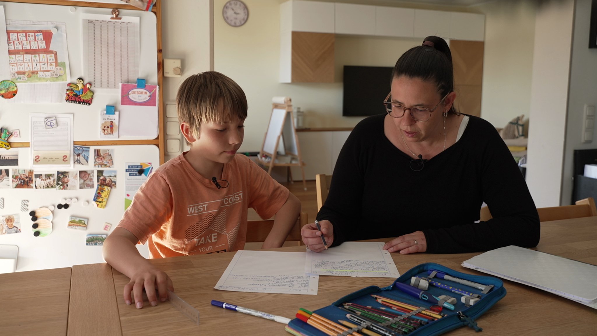 Henry und seine Mutter Karina Niederle sitzen am Küchentisch und machen gemeinsam Hausaufgaben. 