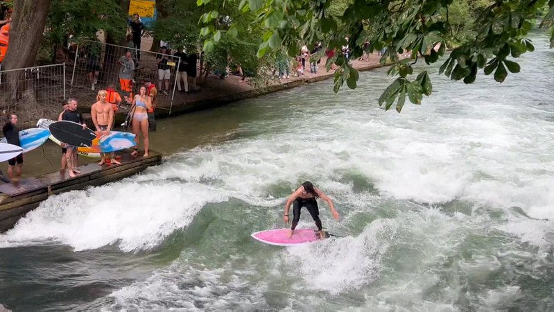 Münchner Eisbachwelle wieder zum Surfen freigegeben | Bild: BR Münchner Eisbachwelle wieder zum Surfen freigegeben