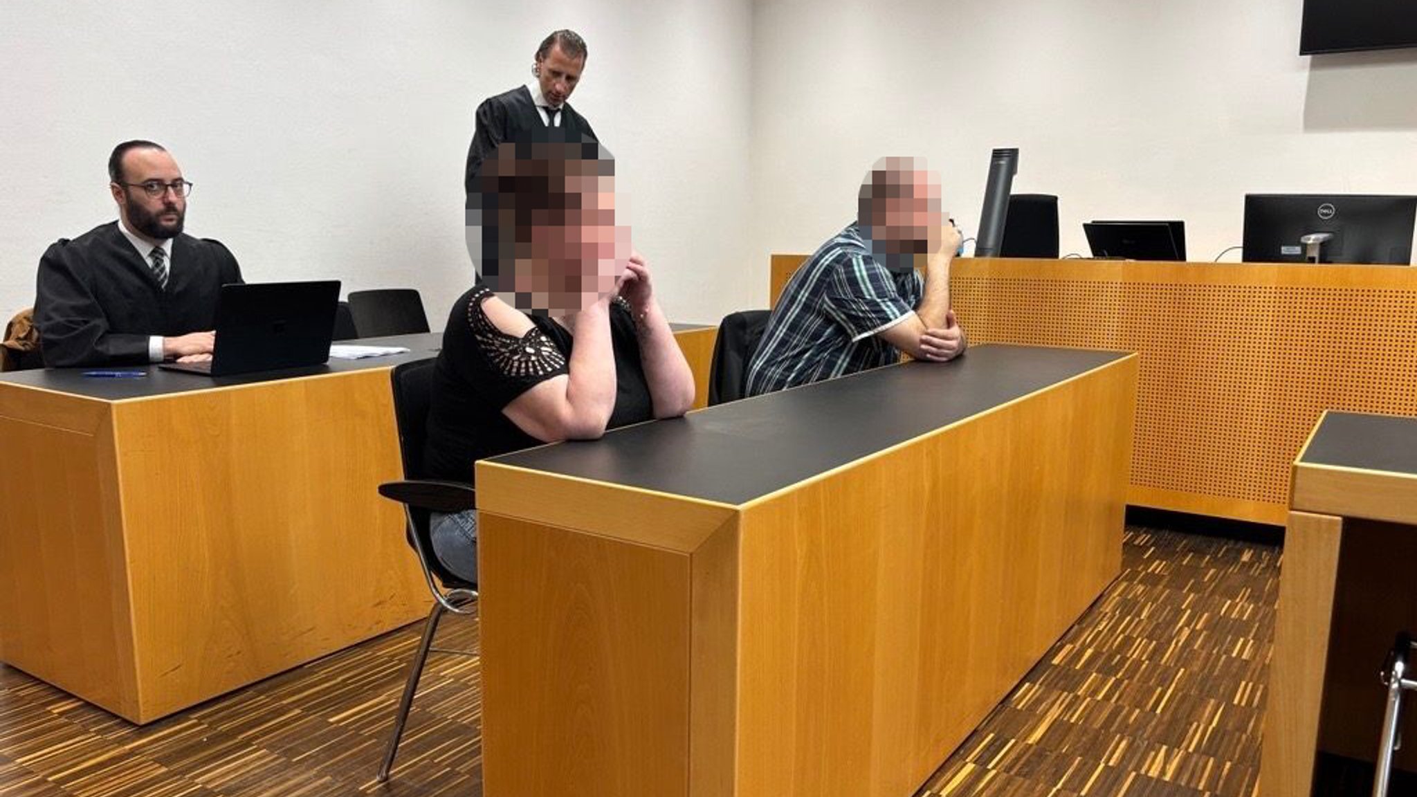 Die zwei Angeklagten im Prozess am Amtsgericht Augsburg. | Bild: BR/Barbara Leinfelder Die zwei Angeklagten im Prozess am Amtsgericht Augsburg.