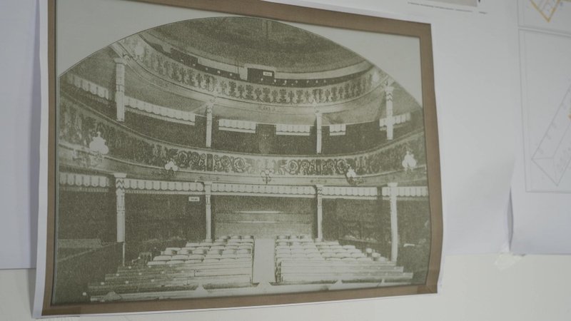 Schwarzweiß-Fotografie eines Theatersaals