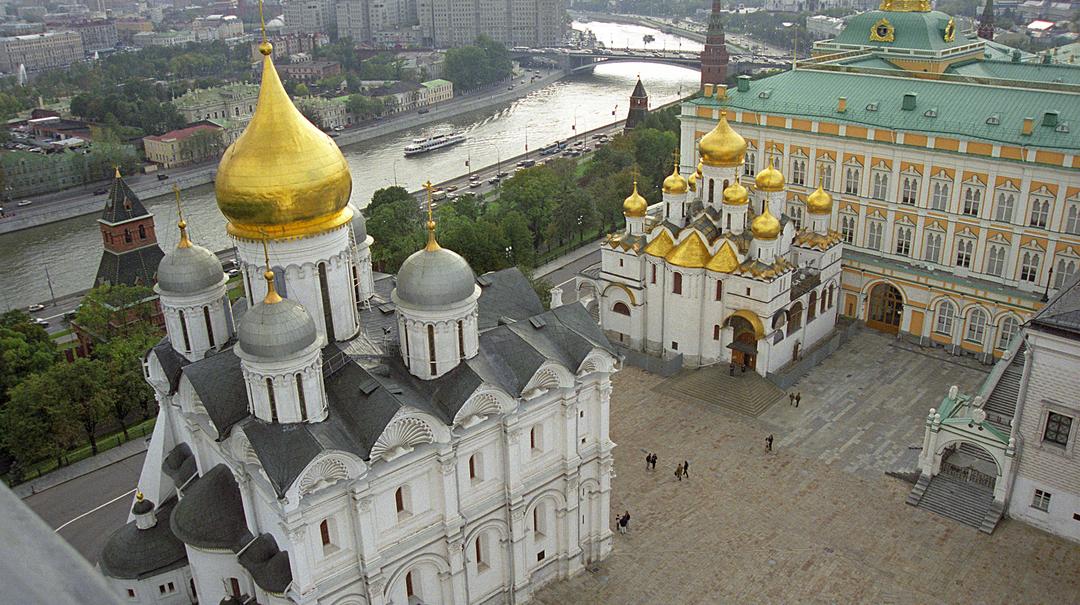 Blick auf einen Teilbereich der Festung Kreml und dem Fluss Moskwa in Moskau. 