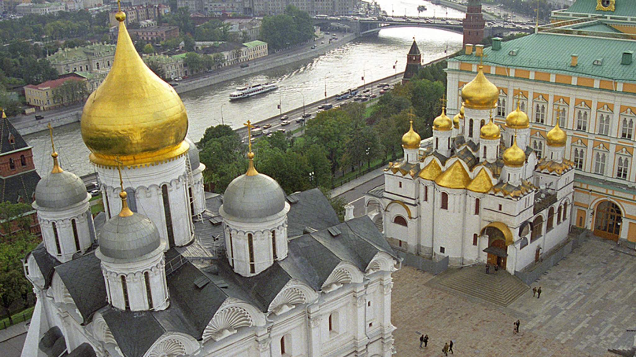 Blick auf einen Teilbereich der Festung Kreml und dem Fluss Moskwa in Moskau. 