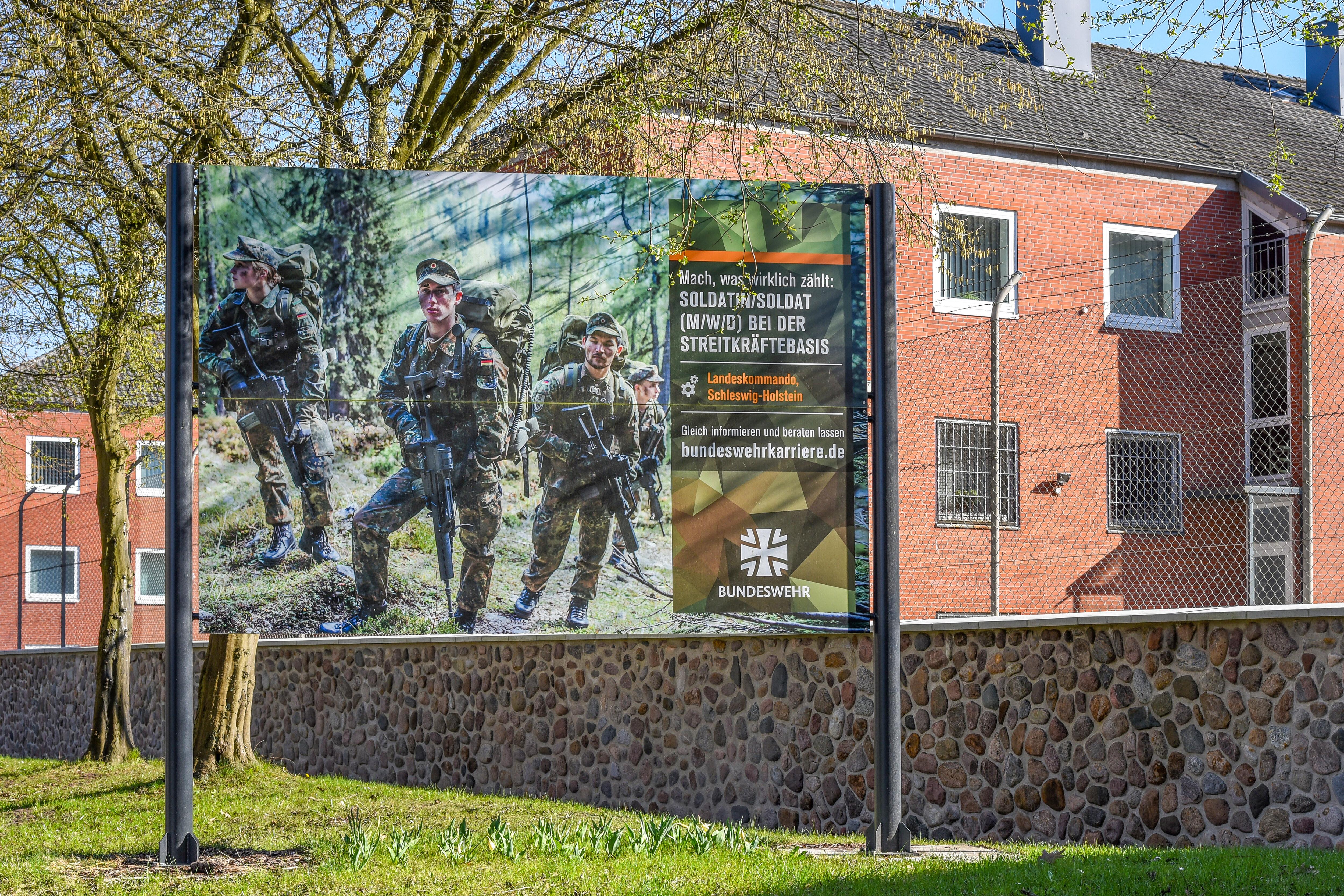 Werbeschild der Bundeswehr vor Kaserne in Kiel.