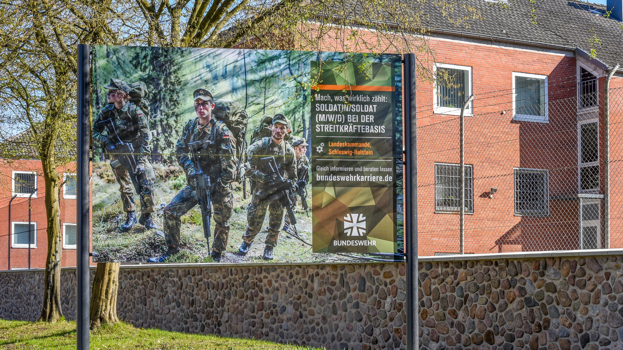 Werbeschild der Bundeswehr vor Kaserne in Kiel.