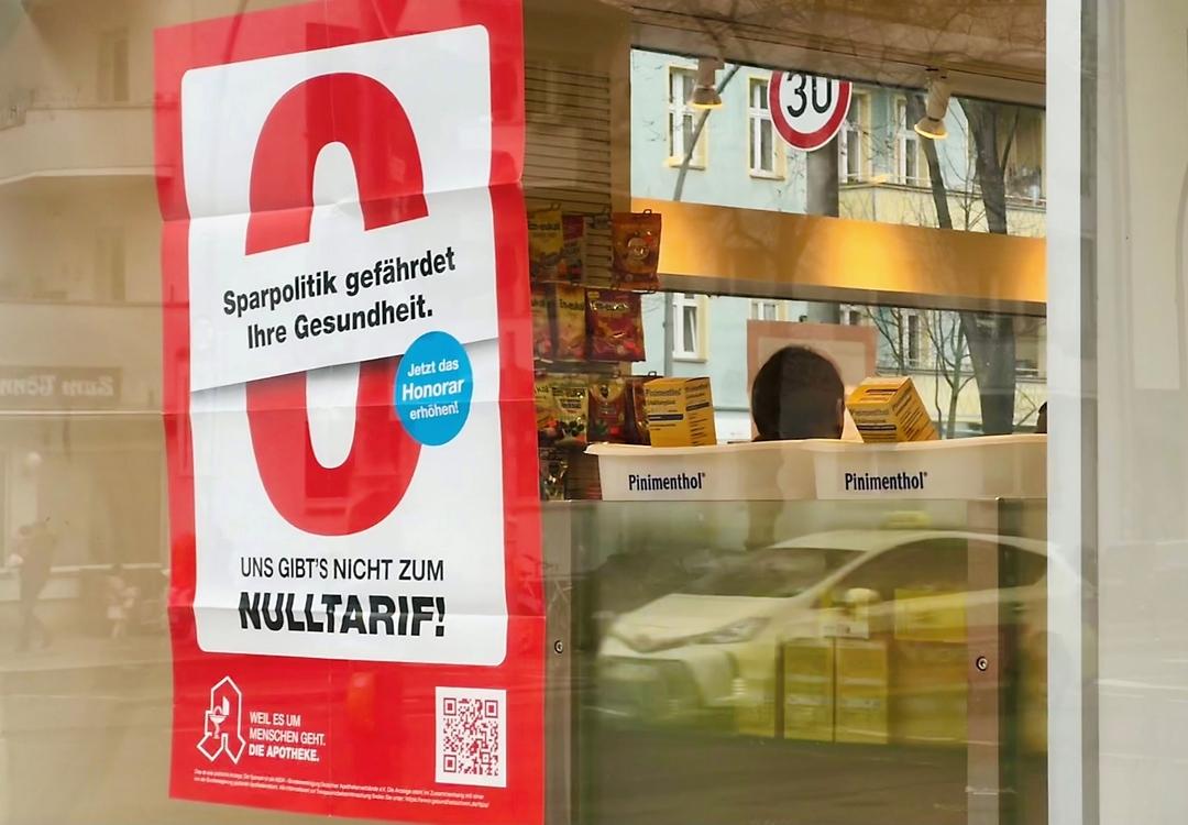 Protestplakat im Schaufenster einer Apotheke