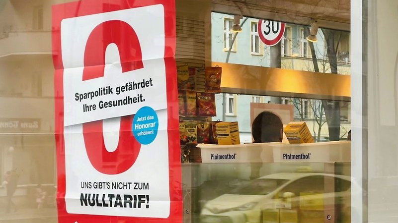 Protestplakat im Schaufenster einer Apotheke | Bild: dpa-Bildfunk/Fernando Gutierrez-Juarez Protestplakat im Schaufenster einer Apotheke