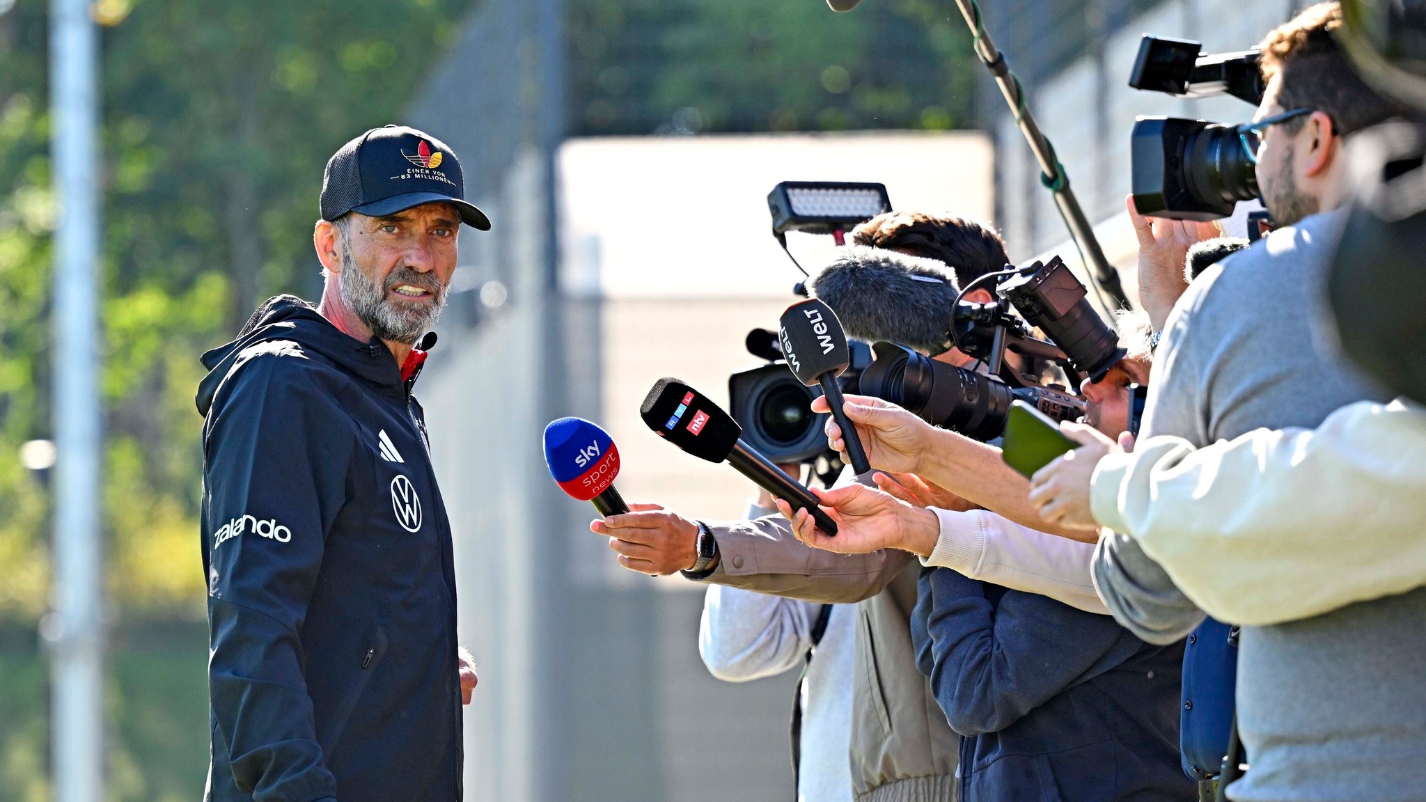 Bundestrainer Jürgen Klopp spricht am Trainingsplatz mit Medienvertretern | Bild: picture-alliance/dpa Bundestrainer Jürgen Klopp spricht am Trainingsplatz mit Medienvertretern
