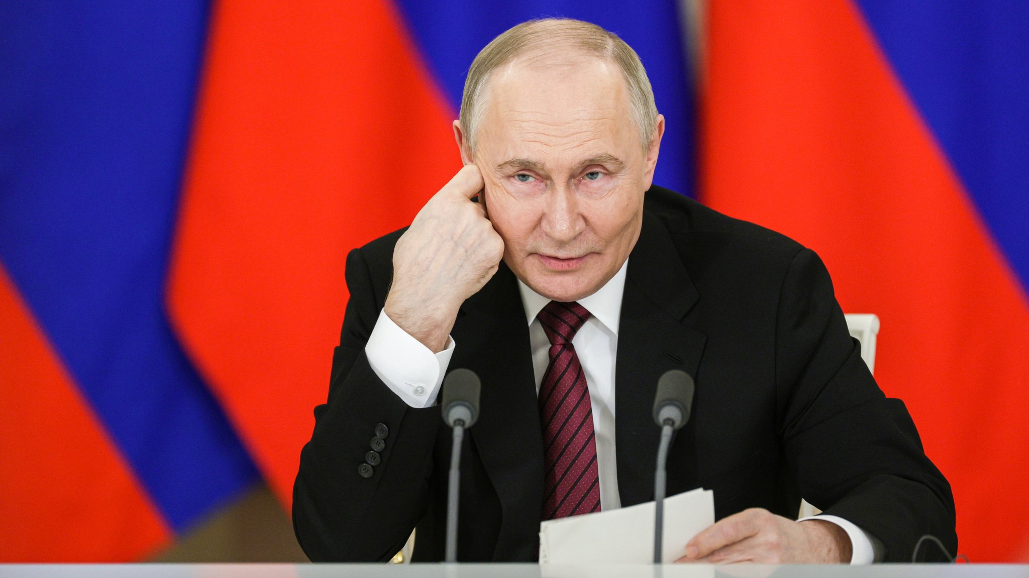 Der russische Präsident vor einem Mikrofon