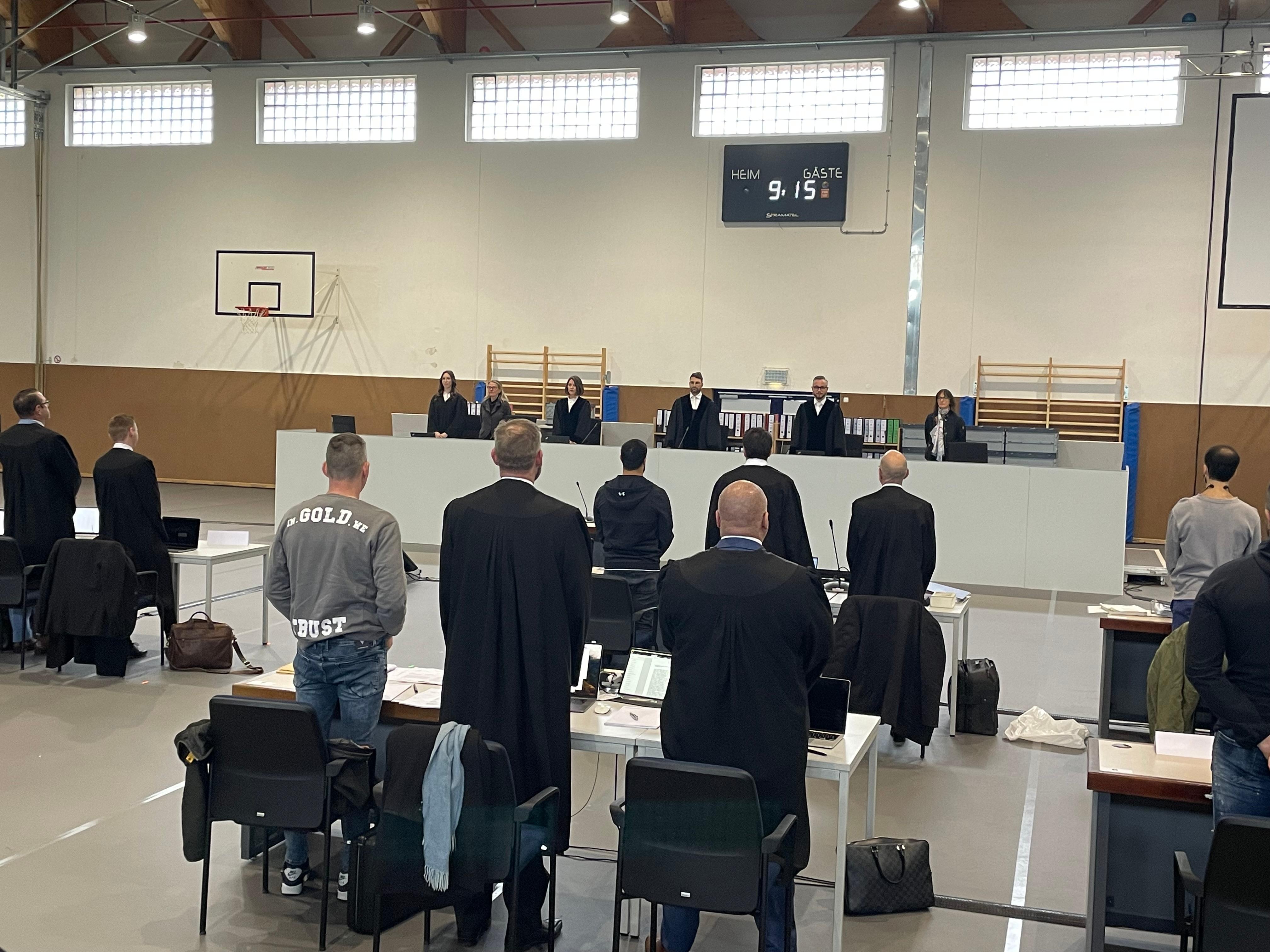 In Bamberg müssen sich 16 Männer wegen Geldautomatensprengungen in ganz Deutschland verantworten.