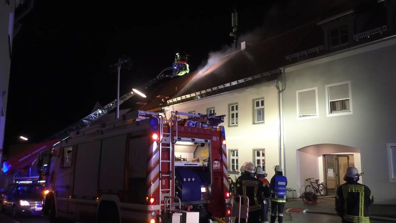 Die Einsatzkräfte der Feuerwehr beim Einsatz mit Drehleiter am Pflegeheim in Waldthurn. 