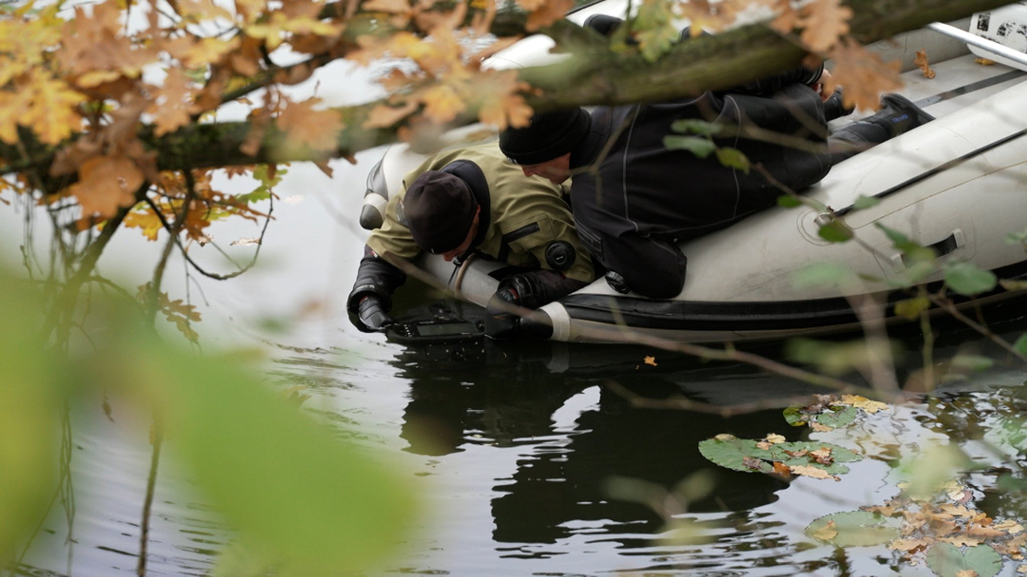 Polizeitaucher suchen mit Sonargeräten den Sturmsee bei Schwarzenfeld (Lkr. Schwandorf) ab.