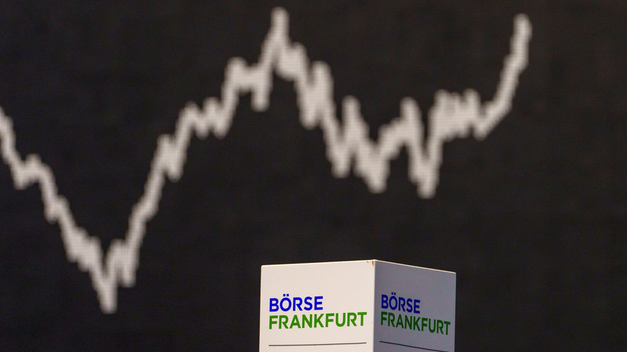 Die Kurve des deutschen Aktienindex (DAX) im Frankfurter Börsensaal.