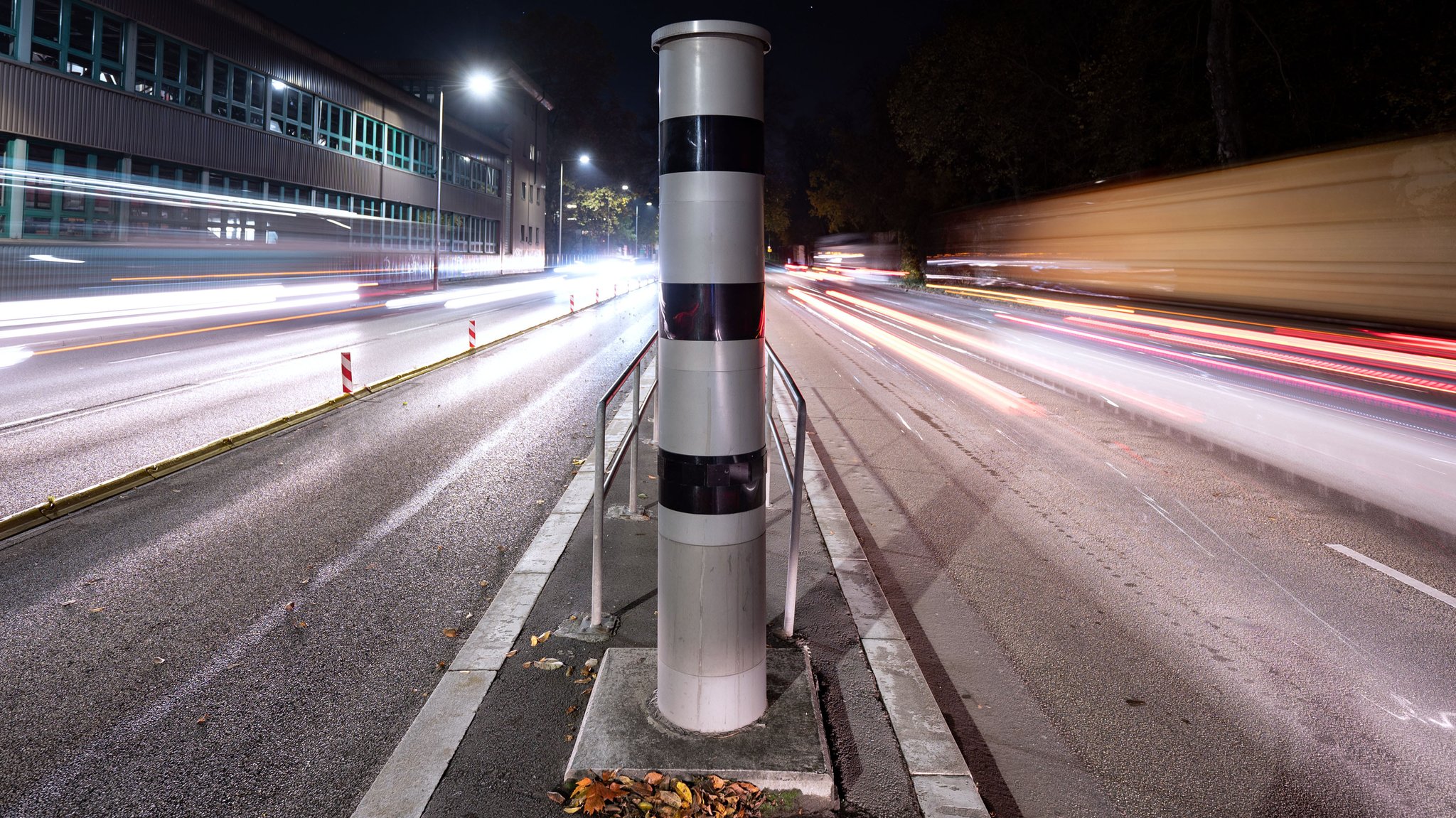 Radarfalle bei Nacht mit verschwommenen Autolichtern (Symbolbild).