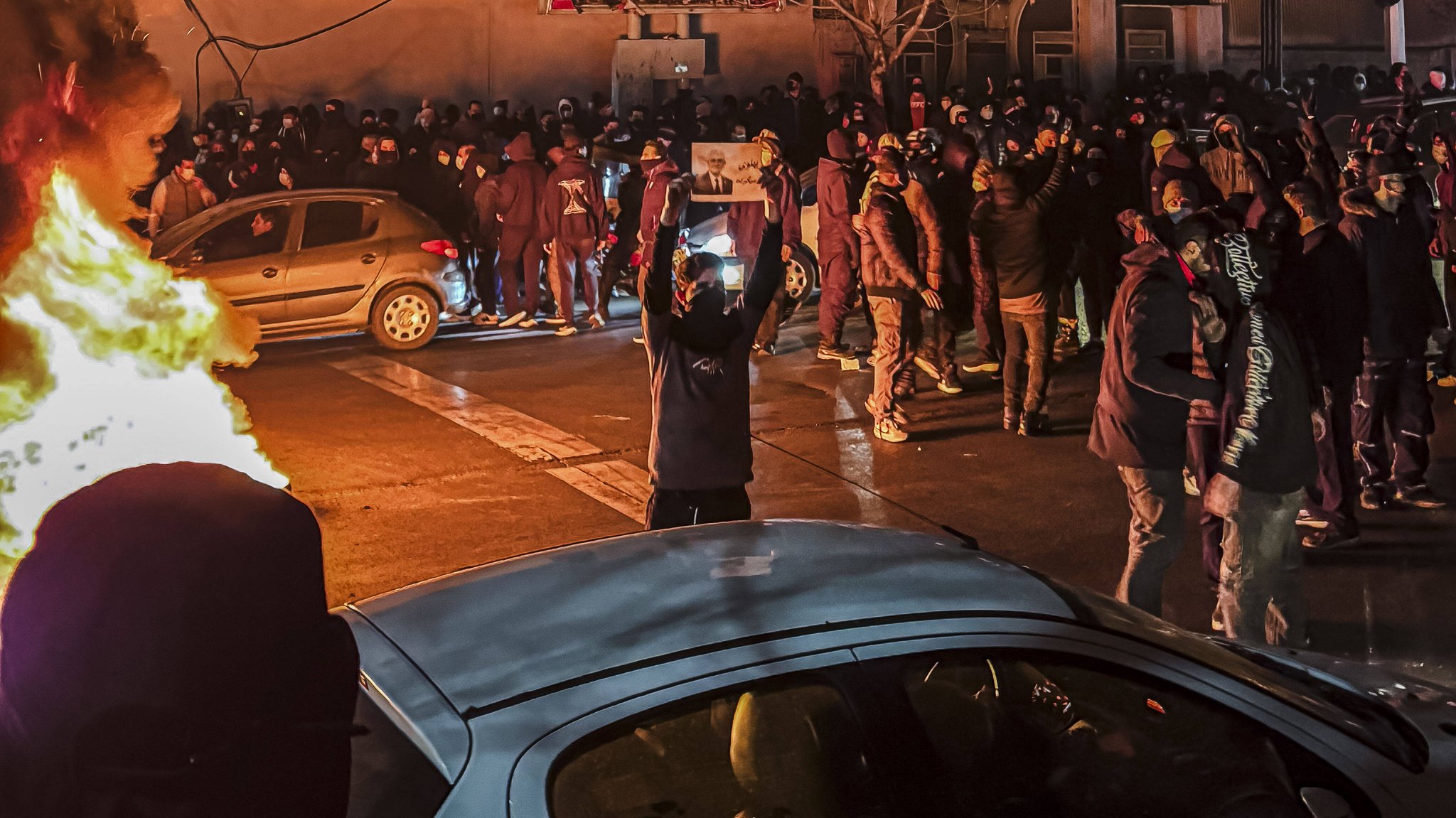 Iraner versammeln sich und blockieren dabei eine Straße während eines Protests in Teheran, Iran, am 9. Januar 2026.