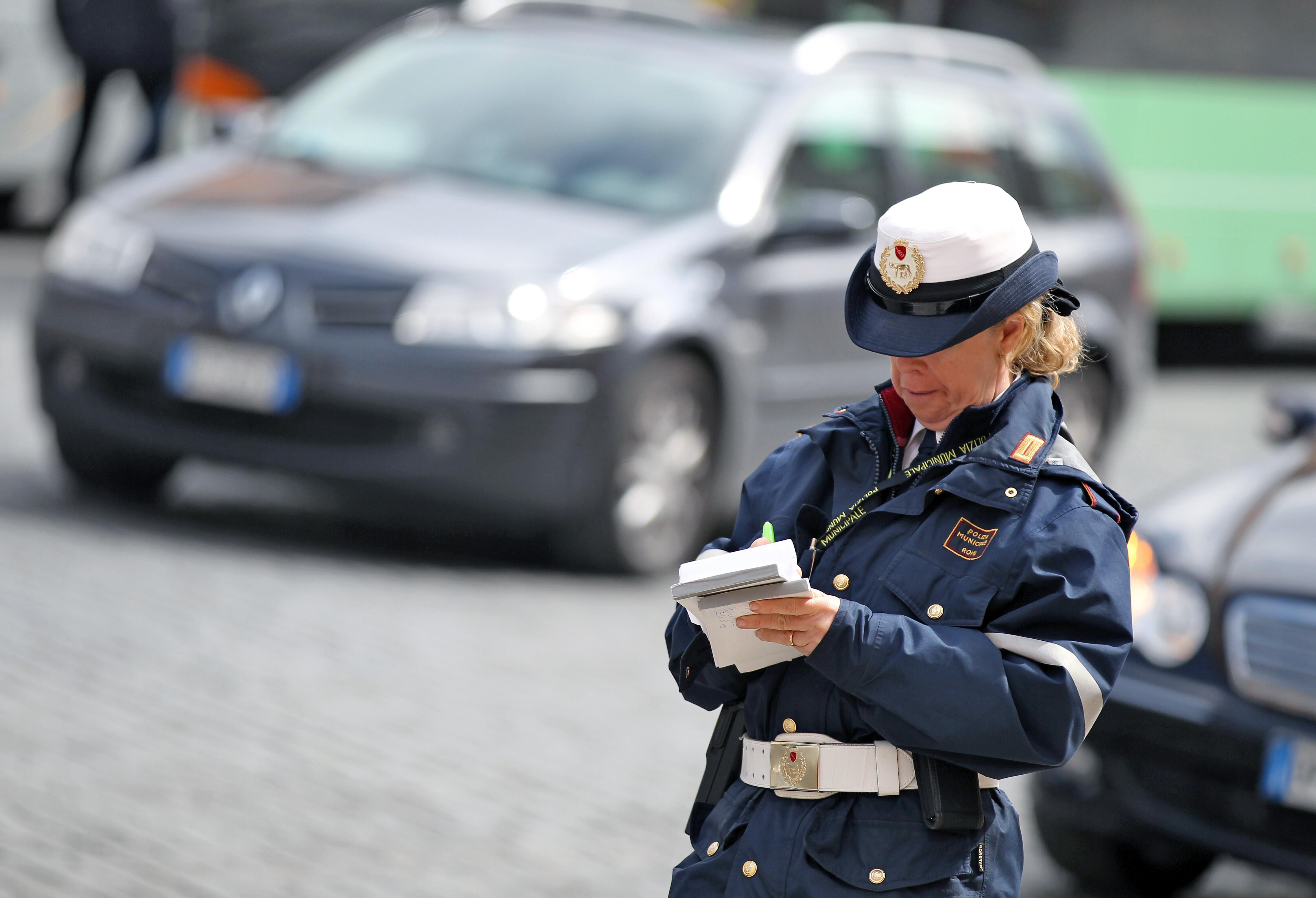 Ordnungsbeamte in Italien verteilt Strafzettel