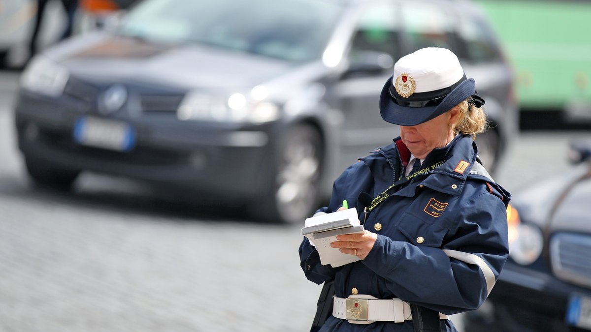 Knöllchen oder Blitzer im Auslandsurlaub: Was tun?