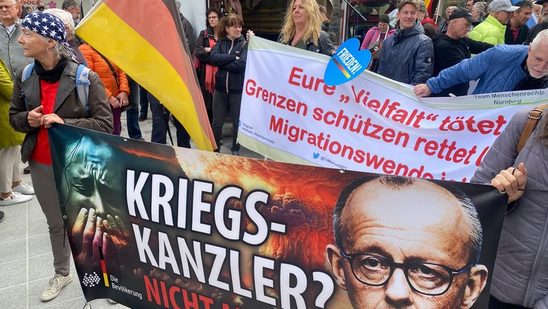 Hunderte Rechte bei großer Demonstration - linke Gegendemonstranten versuchen Aufmarsch zu stören | Bild: News5 Hunderte Rechte bei großer Demonstration - linke Gegendemonstranten versuchen Aufmarsch zu stören