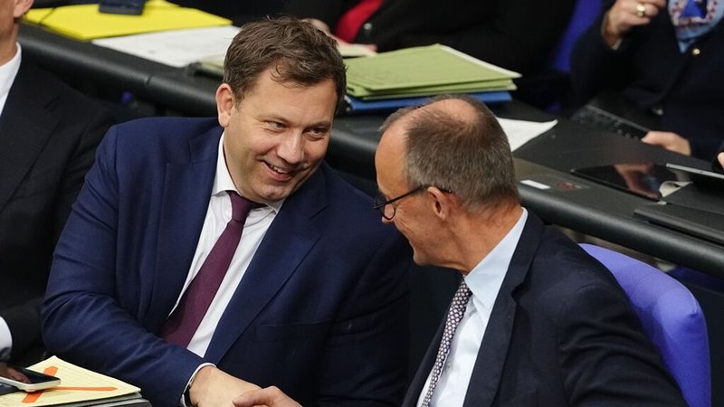 dpatopbilder - 05.12.2025, Berlin: Lars Klingbeil (SPD, l), Bundesminister der Finanzen, begrüßt Bundeskanzler Friedrich Merz (CDU) zur Sitzung des Bundestags. Thema ist die Rentenreform. Foto: Kay Nietfeld/dpa +++ dpa-Bildfunk +++ | Bild: dpa-Bildfunk/Kay Nietfeld dpatopbilder - 05.12.2025, Berlin: Lars Klingbeil (SPD, l), Bundesminister der Finanzen, begrüßt Bundeskanzler Friedrich Merz (CDU) zur Sitzung des Bundestags. Thema ist die Rentenreform. Foto: Kay Nietfeld/dpa +++ dpa-Bildfunk +++