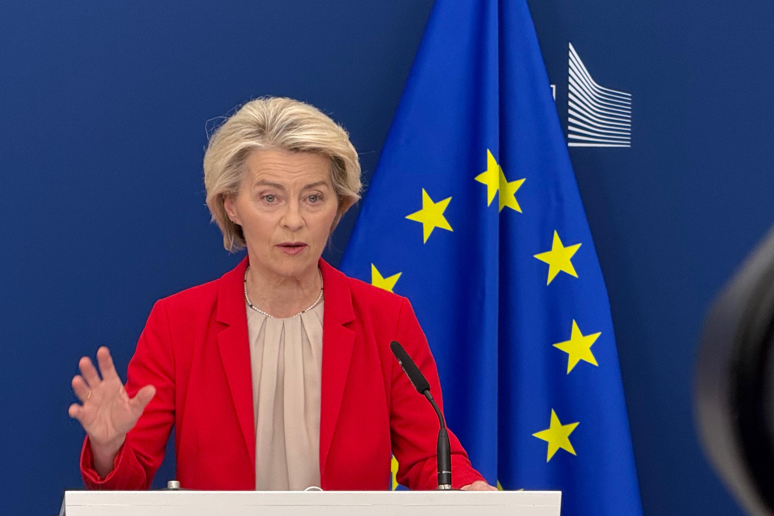 ARCHIV - 10.06.2025, Brüssel: EU-Kommissionspräsidentin Ursula von der Leyen bei einer Pressekonferenz im Berlaymont-Gebäude, dem Sitz der Europäischen Kommission. (zu dpa: «Zollstreit: EU will trotz Trump-Brief weiter verhandeln») Foto: Helena Dolderer/dpa +++ dpa-Bildfunk +++
