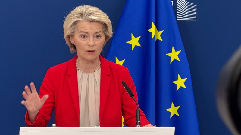 ARCHIV - 10.06.2025, Brüssel: EU-Kommissionspräsidentin Ursula von der Leyen bei einer Pressekonferenz im Berlaymont-Gebäude, dem Sitz der Europäischen Kommission. (zu dpa: «Zollstreit: EU will trotz Trump-Brief weiter verhandeln») Foto: Helena Dolderer/dpa +++ dpa-Bildfunk +++ | Bild: dpa-Bildfunk/Helena Dolderer ARCHIV - 10.06.2025, Brüssel: EU-Kommissionspräsidentin Ursula von der Leyen bei einer Pressekonferenz im Berlaymont-Gebäude, dem Sitz der Europäischen Kommission. (zu dpa: «Zollstreit: EU will trotz Trump-Brief weiter verhandeln») Foto: Helena Dolderer/dpa +++ dpa-Bildfunk +++