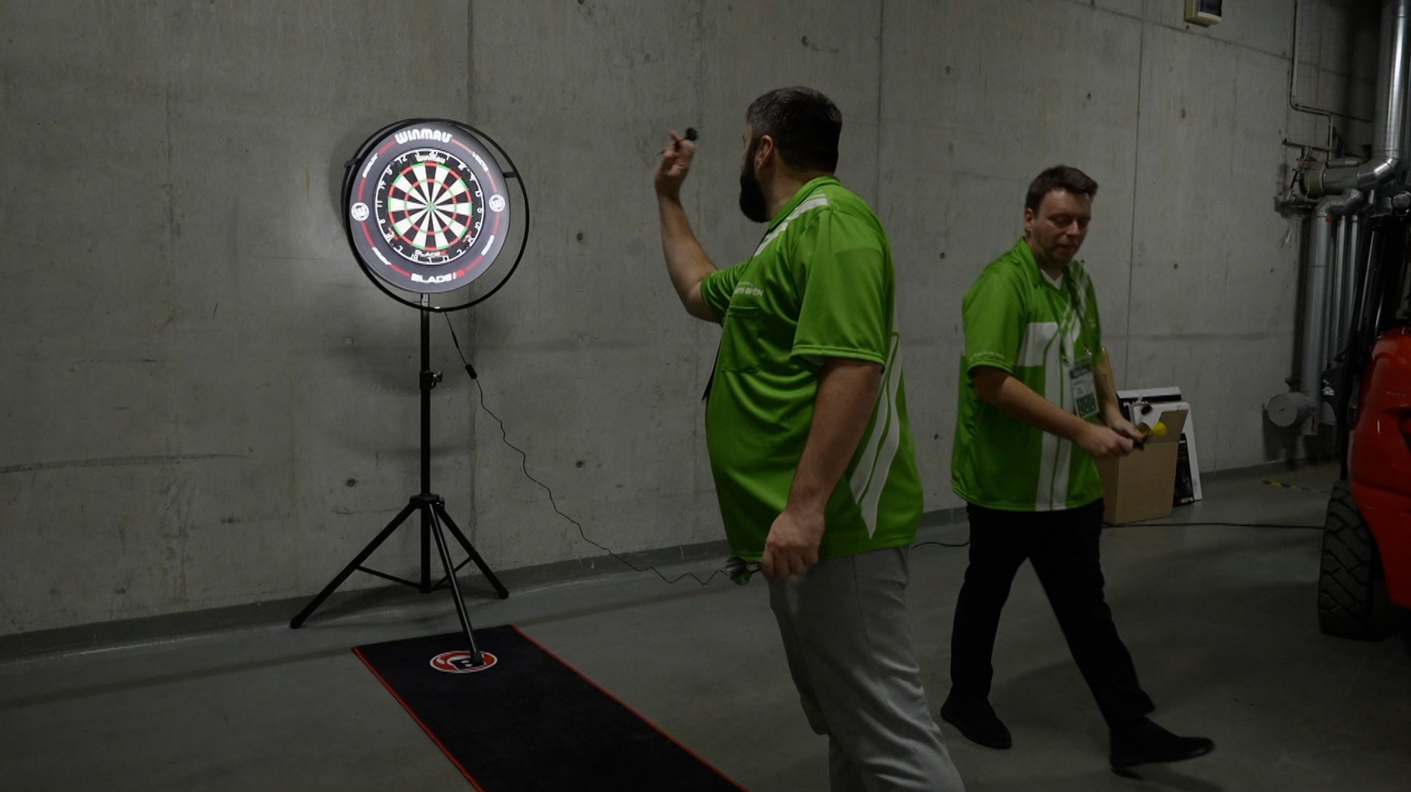 München Amateur-Dartspieler treffen sich zu ihrer ersten Meisterschaft