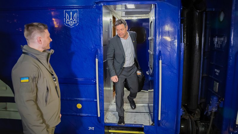 Habeck steigt bei seiner Ankunft in Kiew aus dem Zug