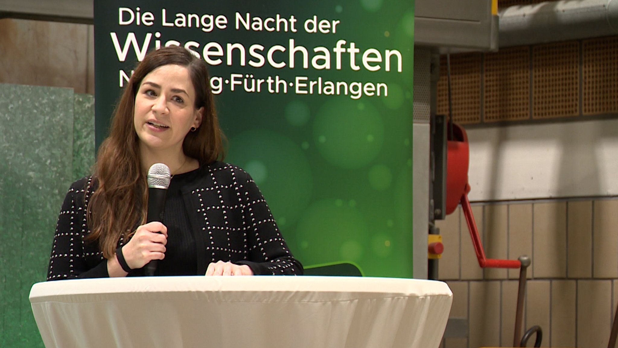 Nadine Ballenberger (Geschäftsführerin der Kulturidee GmbH) stellt das Programm vor