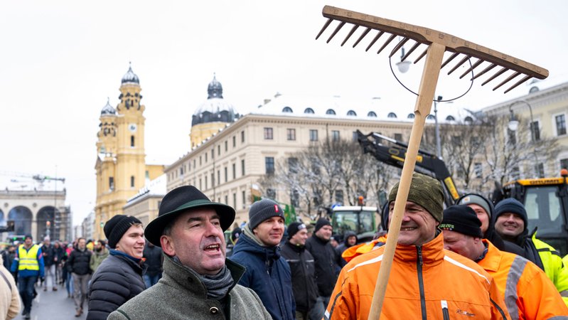 8. Januar 2024: Aiwanger bei den Bauernprotesten in München | Bild: dpa-Bildfunk/Lennart Preiss 8. Januar 2024: Aiwanger bei den Bauernprotesten in München