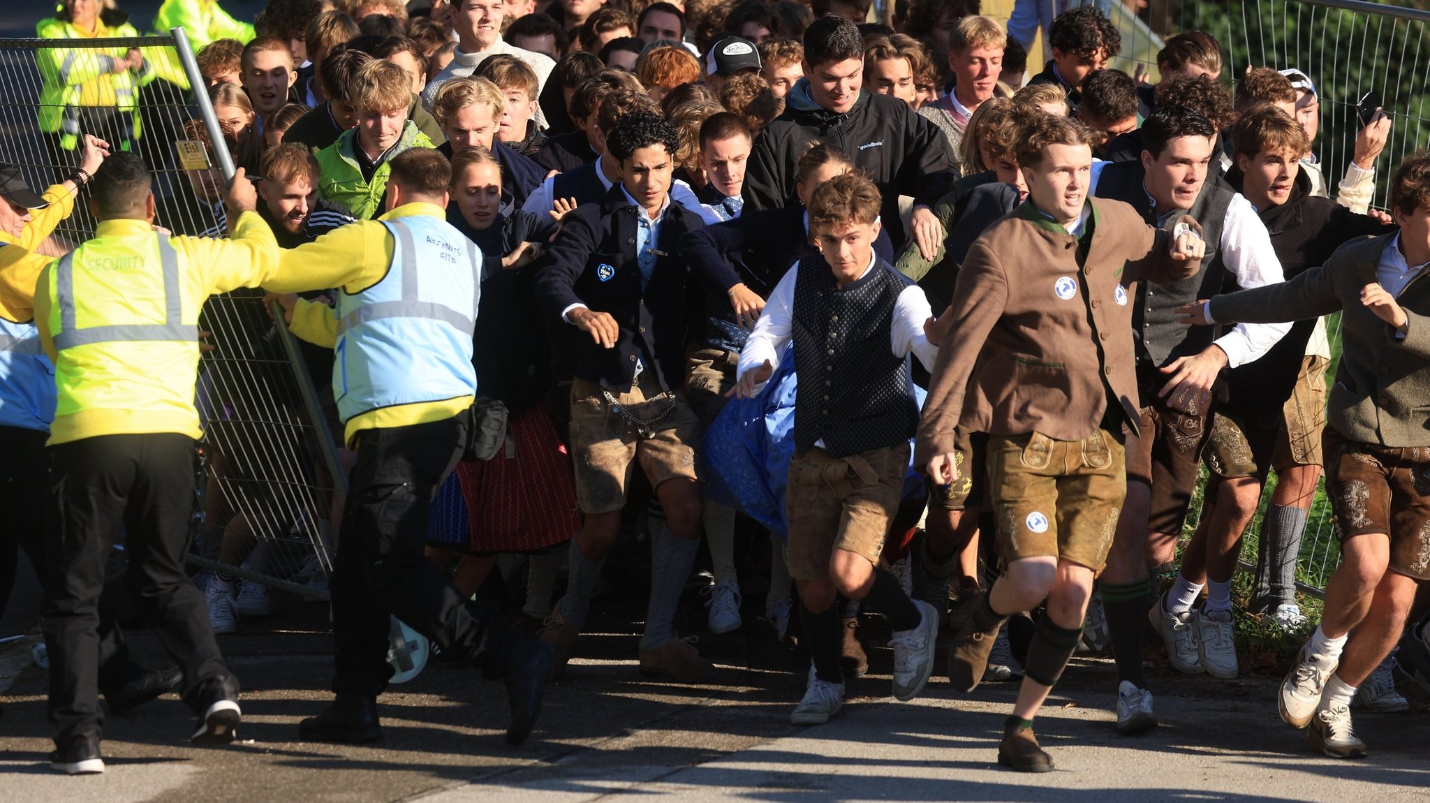 Jetzt schnell zum Zelt: Um 9 Uhr durften die ersten Wiesnbesucher aufs Festgelände - nach stundenlanger Warterei.