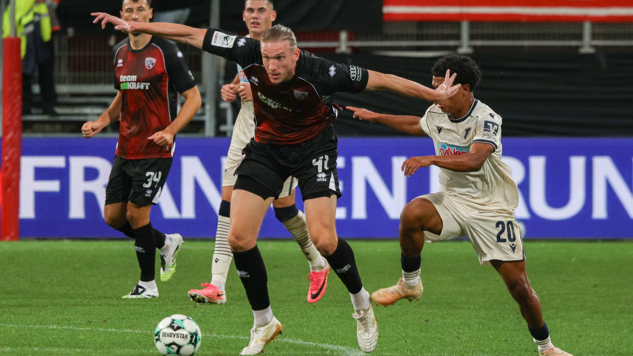 Der FC Ingolstadt wartet weiterhin auf seinen ersten Heimsieg | Bild: picture alliance / Eibner-Pressefoto | Oliver STRISCH Der FC Ingolstadt wartet weiterhin auf seinen ersten Heimsieg