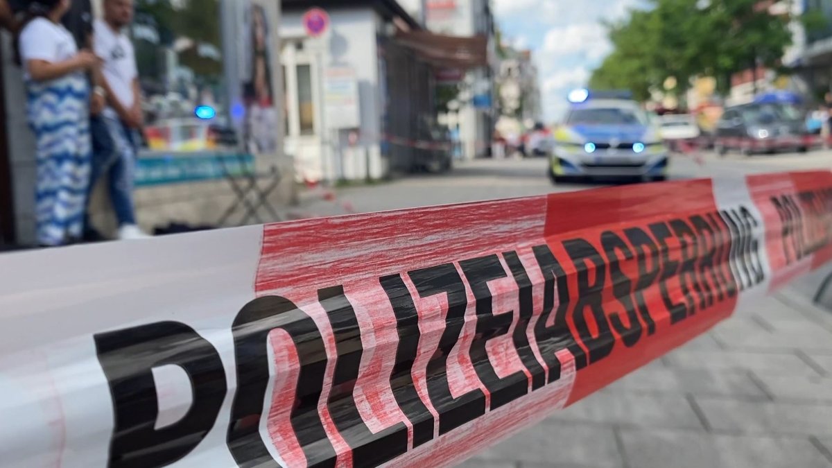 Großeinsatz in München-Pasing: Nach Polizeiangaben sind dort zwei Menschen durch Messerstiche verletzt worden. 