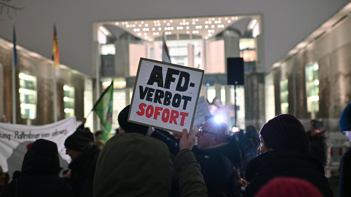 Demonstranten tragen ein Schild "AfD-Verbot sofort"