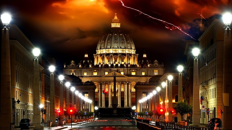Gewitter über dem Petersdom im Vatikan im Jahr 2017
