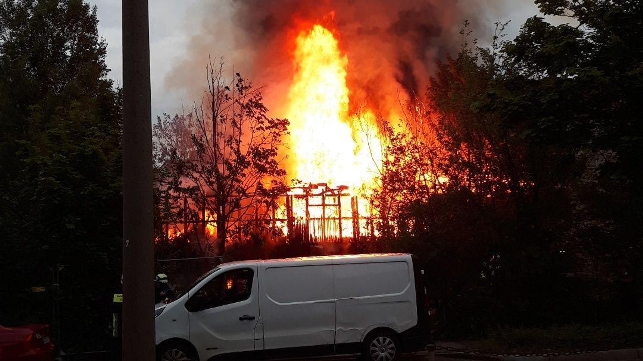 Lagerhalle in Nürnberg in Vollbrand