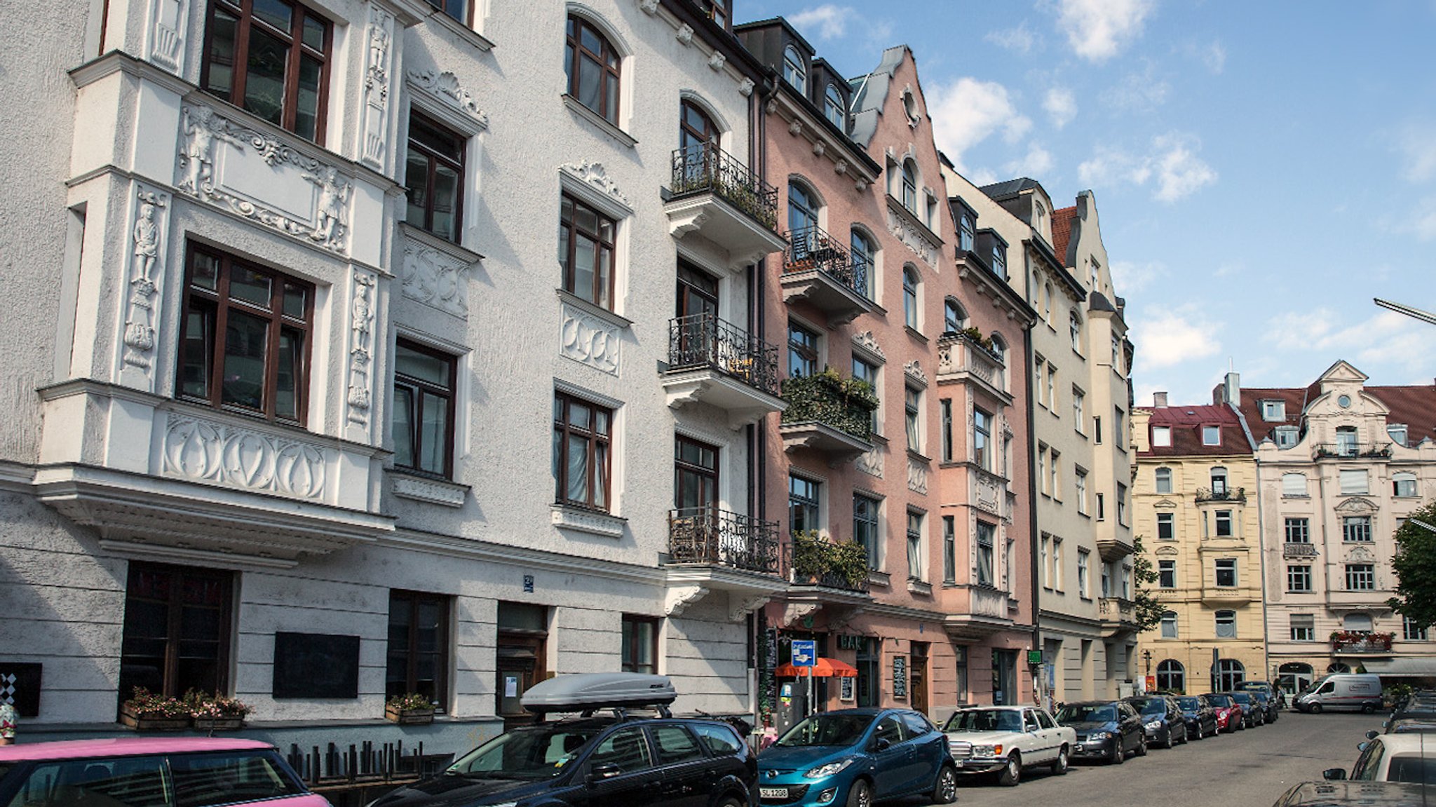Straße mit Häuserzeile und parkenden Autos | Bild: Bayerischer Rundfunk 2026 Straße mit Häuserzeile und parkenden Autos