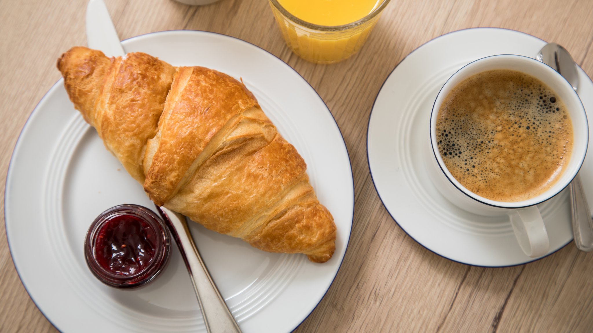 Kaffee und Croissant (Symbolbild)