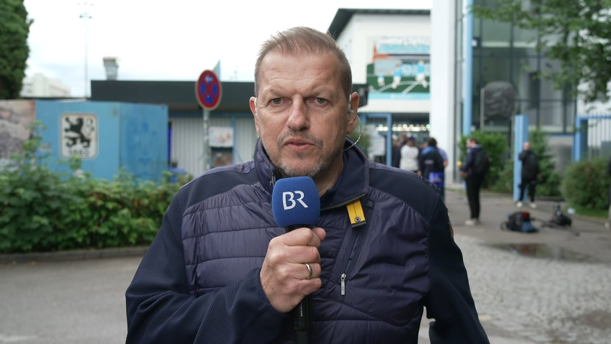 BR24Sport-Reporter Taufig Khalil vor Ort bei der Geschäftsstelle des TSV 1860 München | Bild: Bayerischer Rundfunk BR24Sport-Reporter Taufig Khalil vor Ort bei der Geschäftsstelle des TSV 1860 München