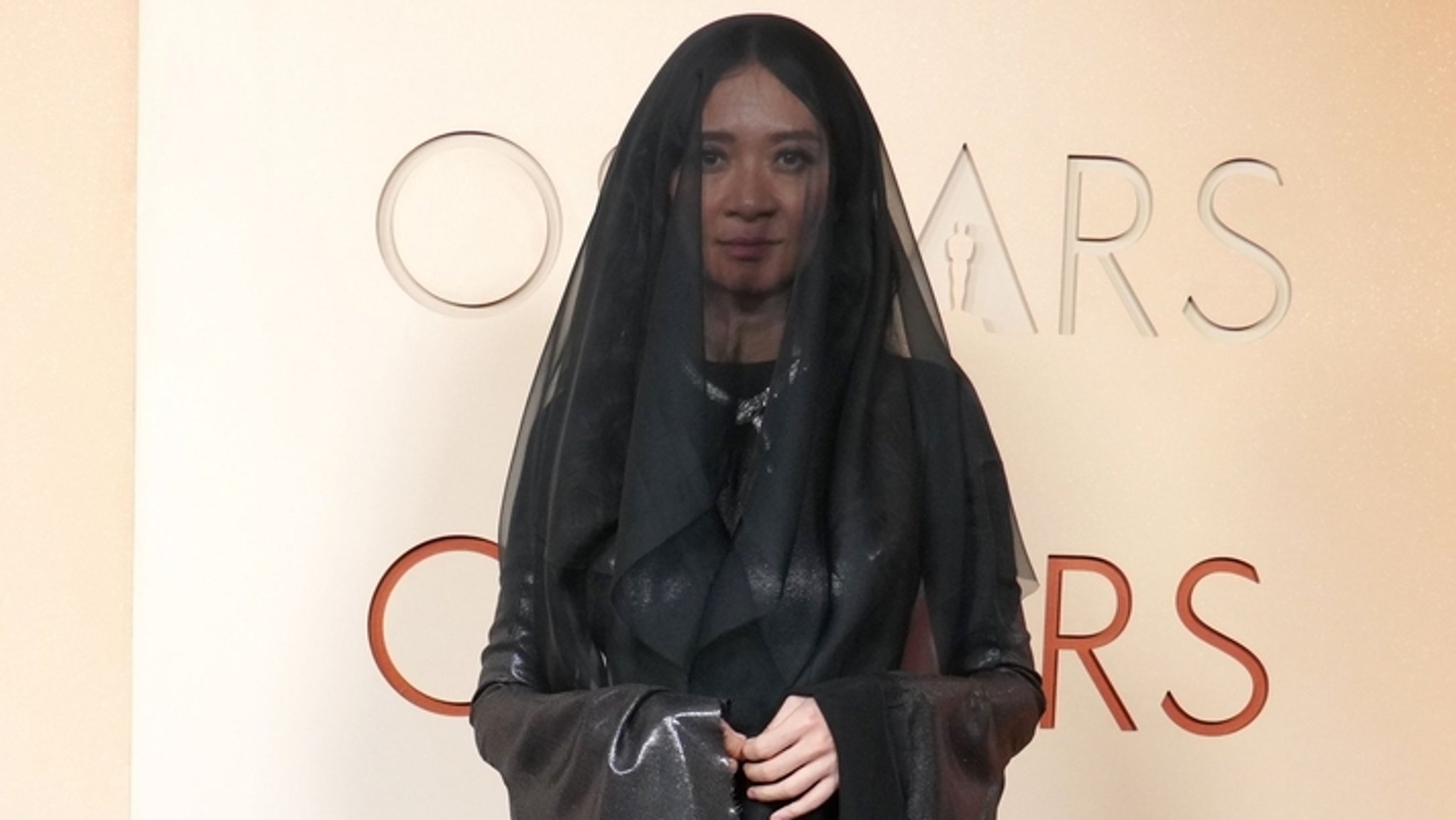 Ein politisches Statement? Chloé Zhao in Schwarz mit Schleier bei der Oscar-Verleihung 2026