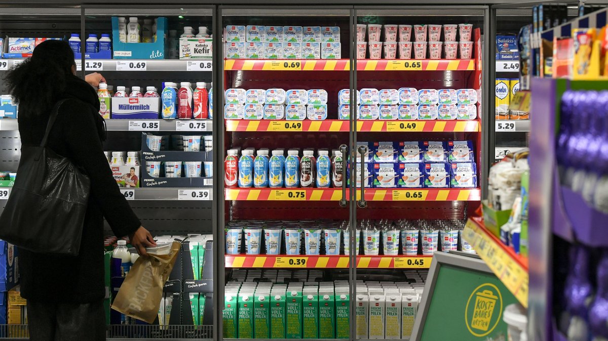 Milchprodukte in einem Kühlregal im Lebensmittel-Discounter Penny (Symbolbild).
