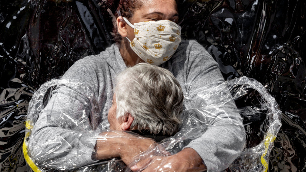 Die 85-jährige Rosa Luzia Lunardi wird von der Krankenschwester Adriana Silva da Costa Souza umarmt - die erste Umarmung, die sie seit fünf Monaten erhält. Das Bild des dänischen Fotografen Mads Nissen ist das Welt-Pressefoto des Jahres 2021. 