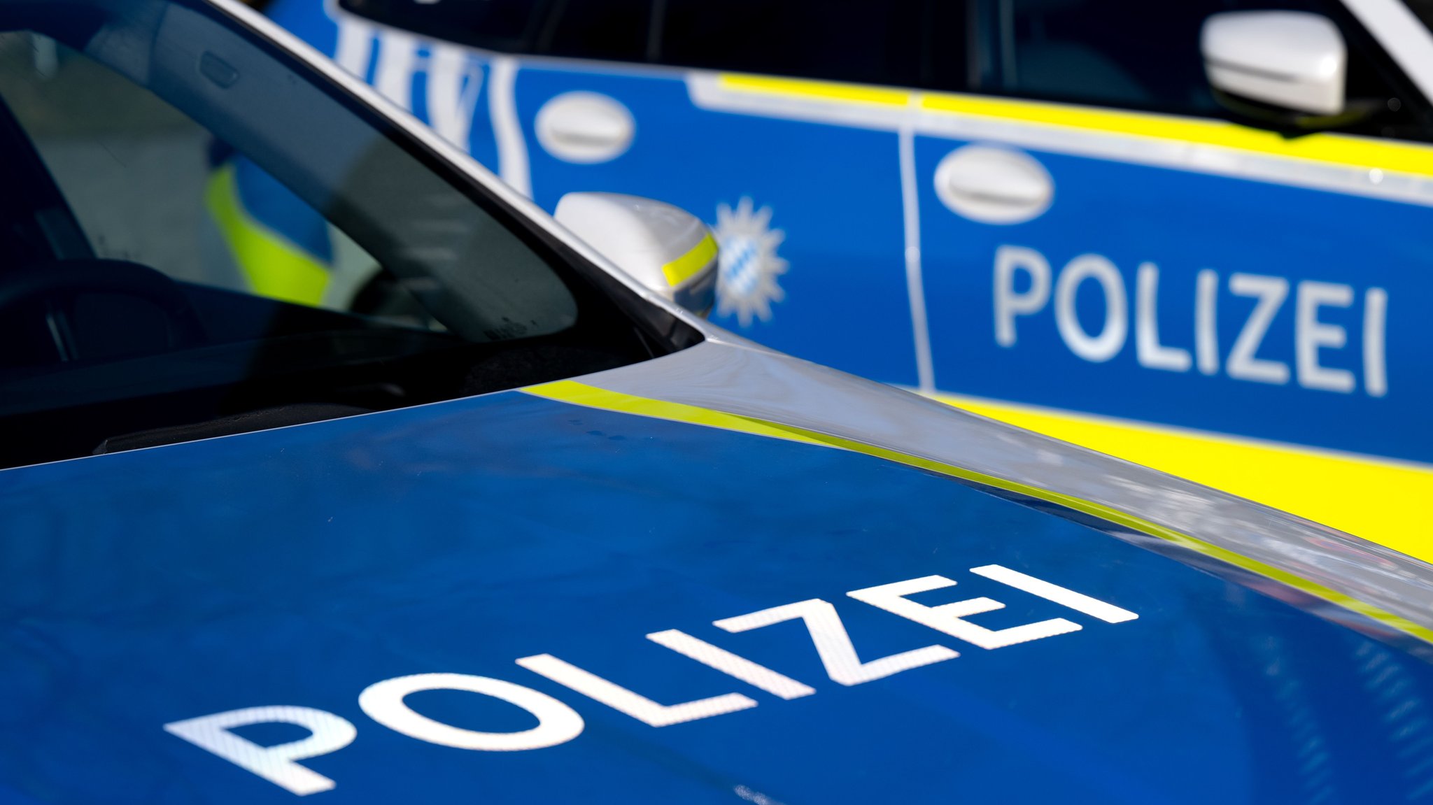 (Symbolbild) Mehrere Polizeiautos | Bild: dpa-Bildfunk / Sven Hoppe (Symbolbild) Mehrere Polizeiautos