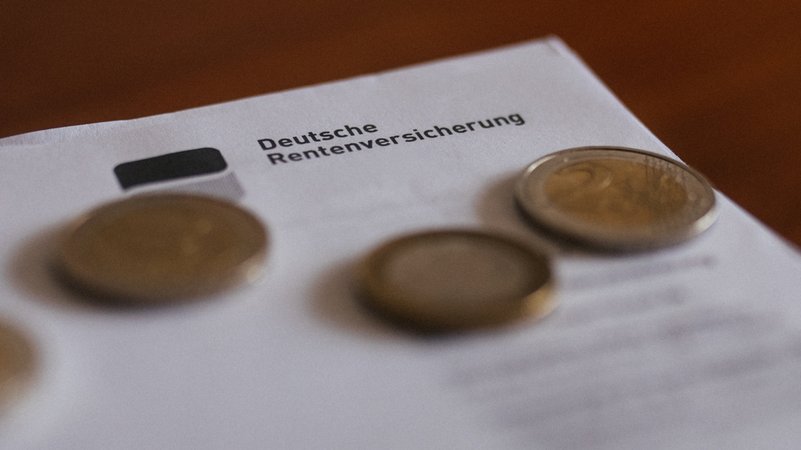 Ein Brief der Deutschen Rentenversicherung in einem Ordner mit Geld. | Bild: BR Ein Brief der Deutschen Rentenversicherung in einem Ordner mit Geld.