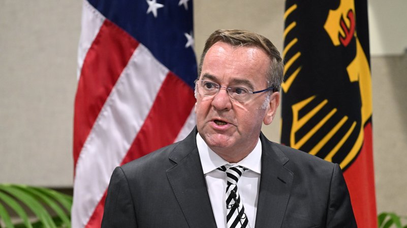 Verteidigungsminister Boris Pistorius vor zwei Flaggen. | Bild: dpa-Bildfunk/Soeren Stache Verteidigungsminister Boris Pistorius vor zwei Flaggen.