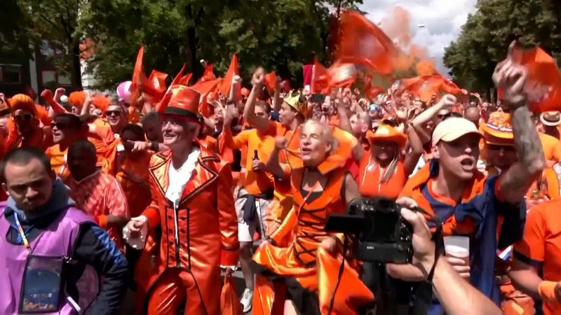 Niederländische Fans feiern ihre Elf