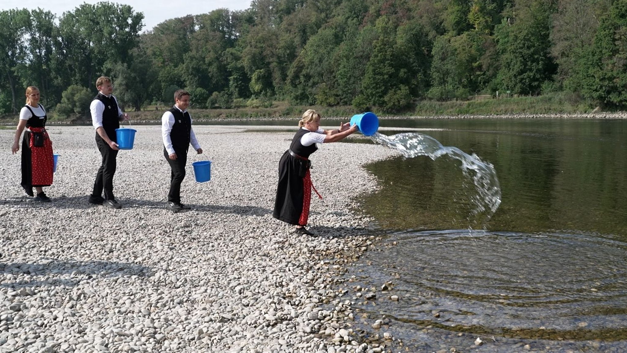 Weltenburger Klosterschenke: Mit Eimern gegen das Niedrigwasser