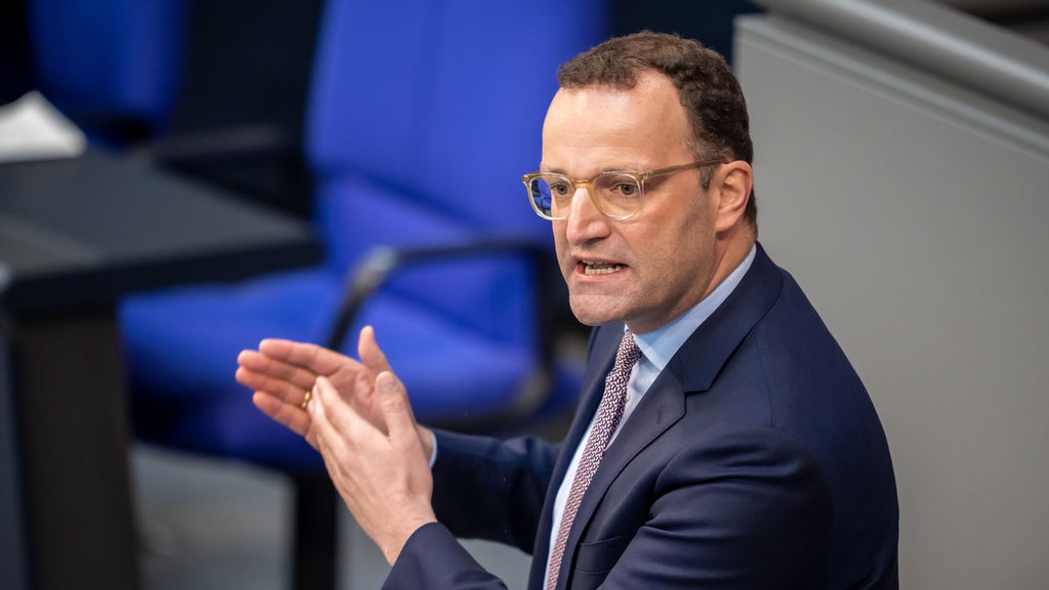 Der CDU-Bundestagsabgeordnete Jens Spahn spricht bei einer Sitzung des Bundestags (Archivbild).