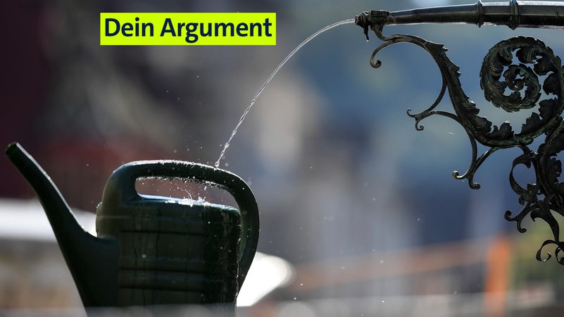 Wasser aus einem Brunnen fließt in eine Gießkanne. | Bild: picture alliance/dpa | Patrick Seeger Wasser aus einem Brunnen fließt in eine Gießkanne.