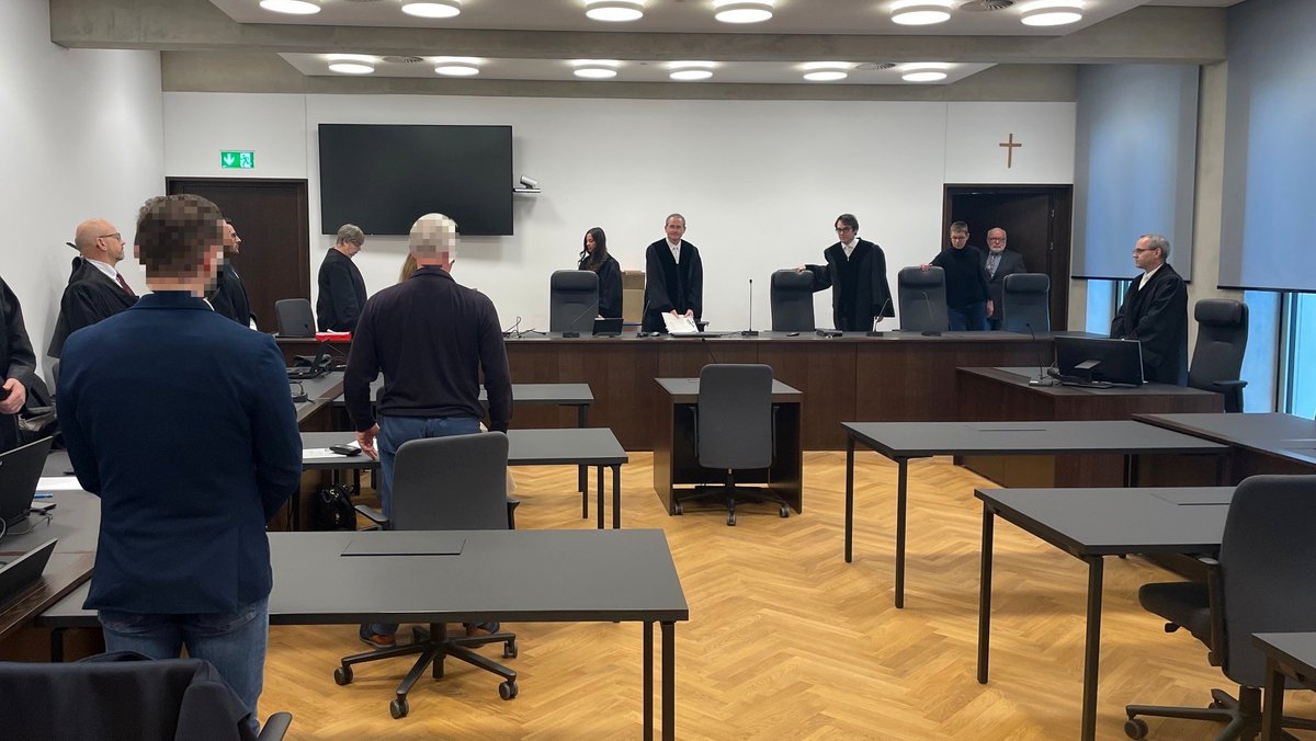 Anwälte, Angeklagte und Richter im Gerichtssaal am Landgericht Nürnberg-Fürth