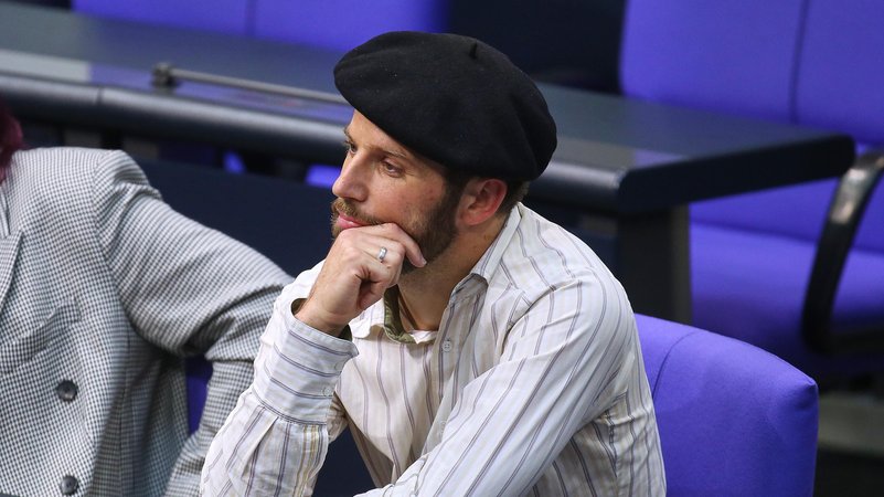 Abgeordneter mit Baskenmütze im Deutschen Bundestag | Bild: picture alliance / dts-Agentur Abgeordneter mit Baskenmütze im Deutschen Bundestag