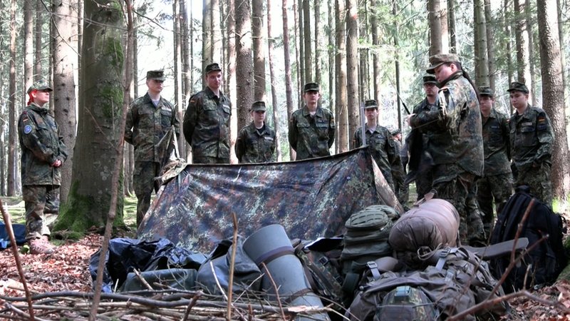 Symbolbild: In der Oberpfalz durften junge Menschen kürzlich einige Tage lang "Bundeswehrluft" schnuppern. Geht es nach Boris Pistorius (SPD) erhalten sie bald Post. Junge Männer müssen dann einen Fragebogen ausfüllen. | Bild: BR/Margit Ringer Symbolbild: In der Oberpfalz durften junge Menschen kürzlich einige Tage lang "Bundeswehrluft" schnuppern. Geht es nach Boris Pistorius (SPD) erhalten sie bald Post. Junge Männer müssen dann einen Fragebogen ausfüllen.